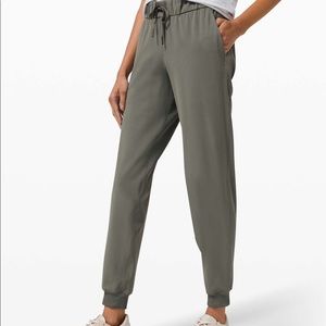 LULULEMON On The Fly Jogger Grey Sage 8